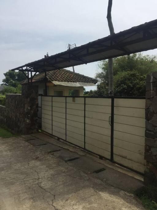Kuning View Light N Big Garden Villa Bandung